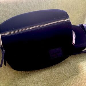 BRAND NEW Herschel Fifteen Fanny Pack (peacoat color)